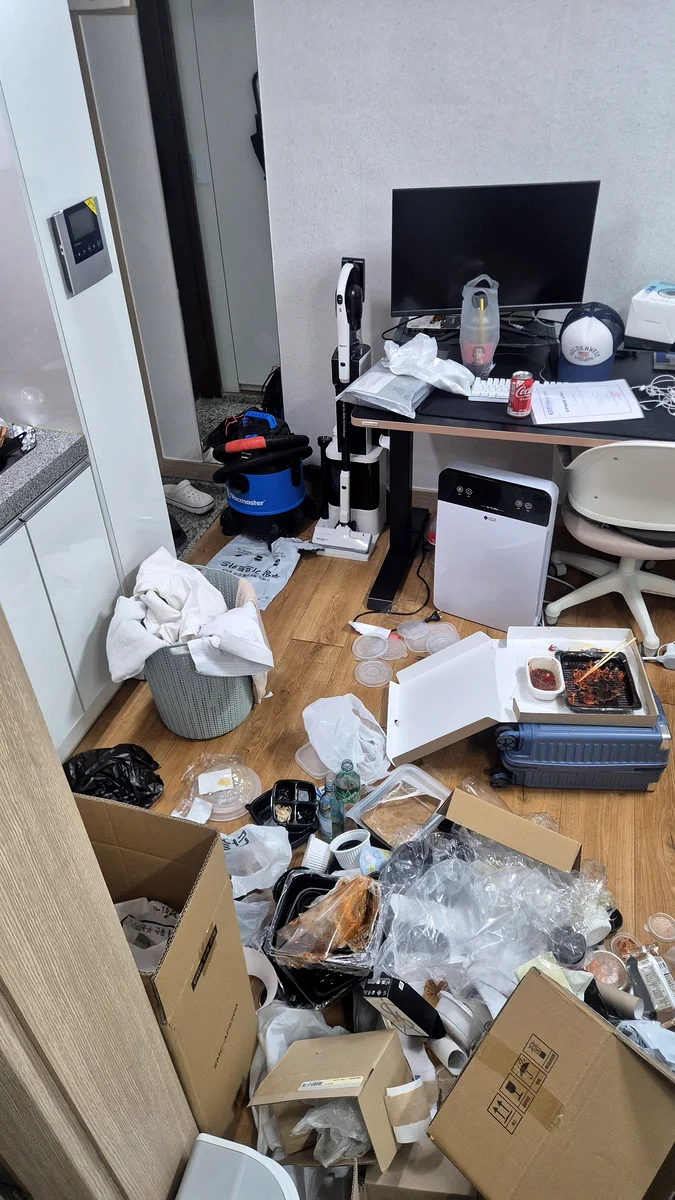원룸 쓰레기집청소 전 — 음식쓰레기 바닥 방치