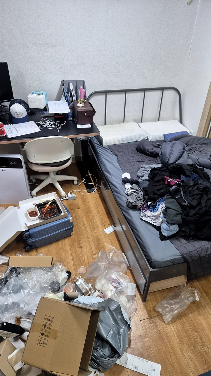 쓰레기집청소 전 — 침대·바닥 의류 방치