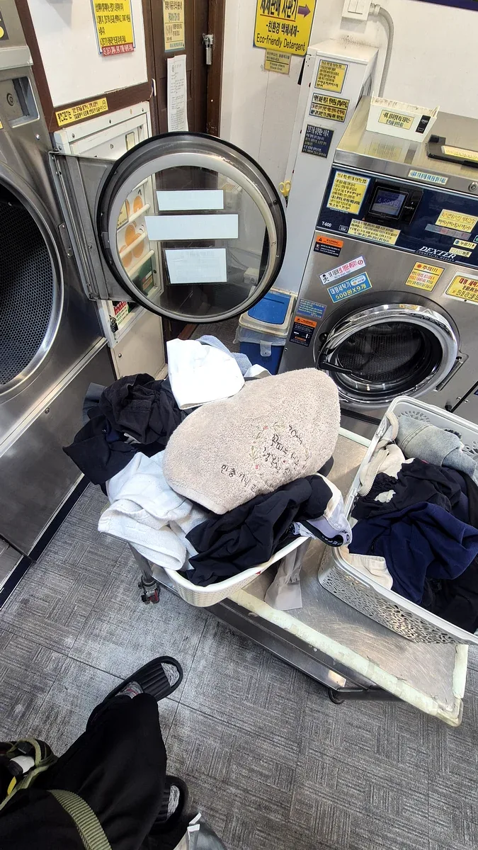 원룸 의류 코인세탁 — 올빼미청소 작업 중