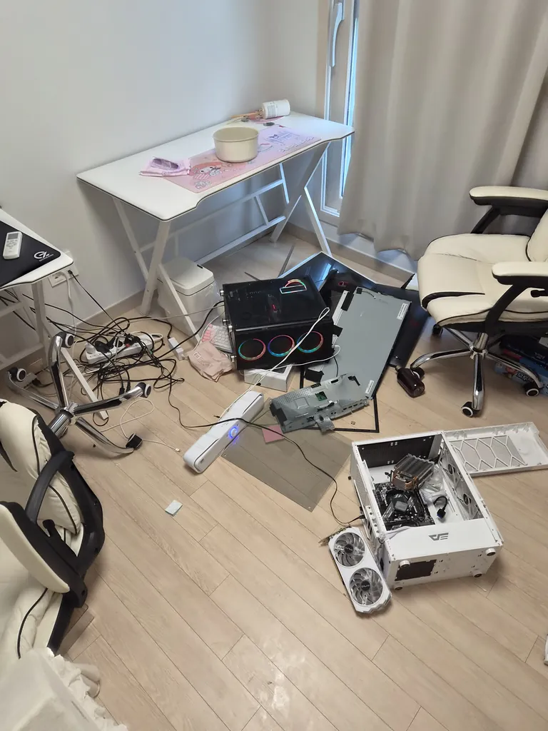 다툼 후 어질러진 방 — 바닥에 흩어진 생활용품 정리 전 상태 | 광진구 24시 청소업체