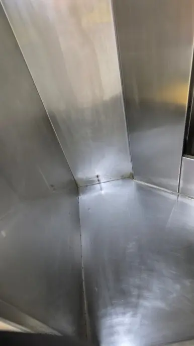 후드 모서리 세정 완료 — 기름 잔여물 없는 깨끗한 상태