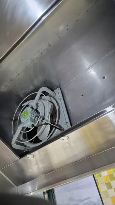 후드 배기팬 세정 완료 — 기름 제거 후 깨끗한 팬 날개