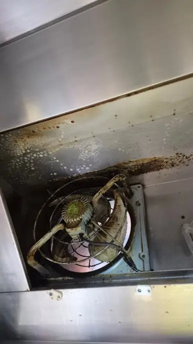 후드 배기팬 클로즈업 — 기름과 그리스 고착