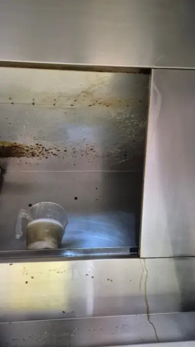 주방 후드 내부 기름때 축적 상태 — 세정 전