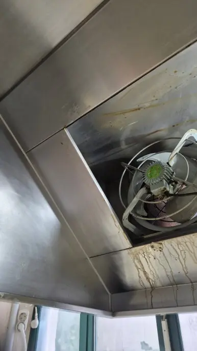 후드 배기팬 세정 중 — 기름 제거 진행