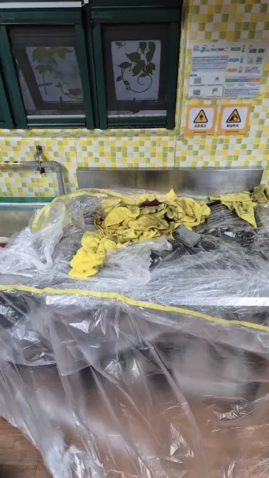 후드 청소 작업 준비 — 보호 비닐·세정 도구