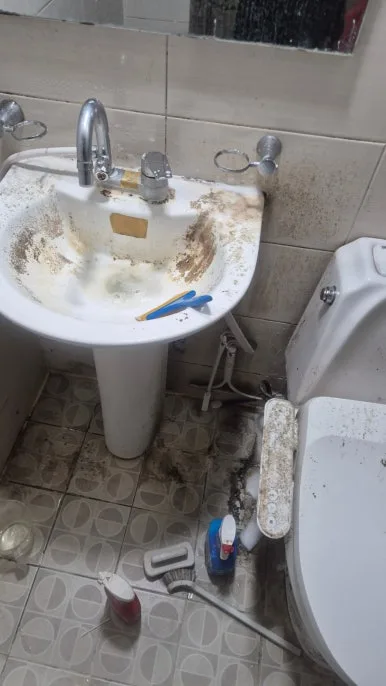 화장실 세면대 오물 오염