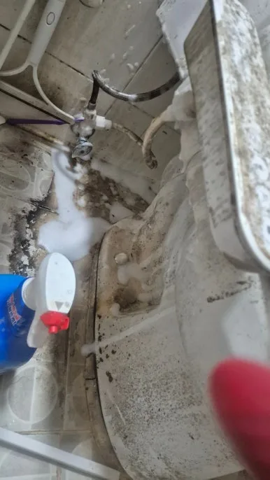 변기 하단 오물