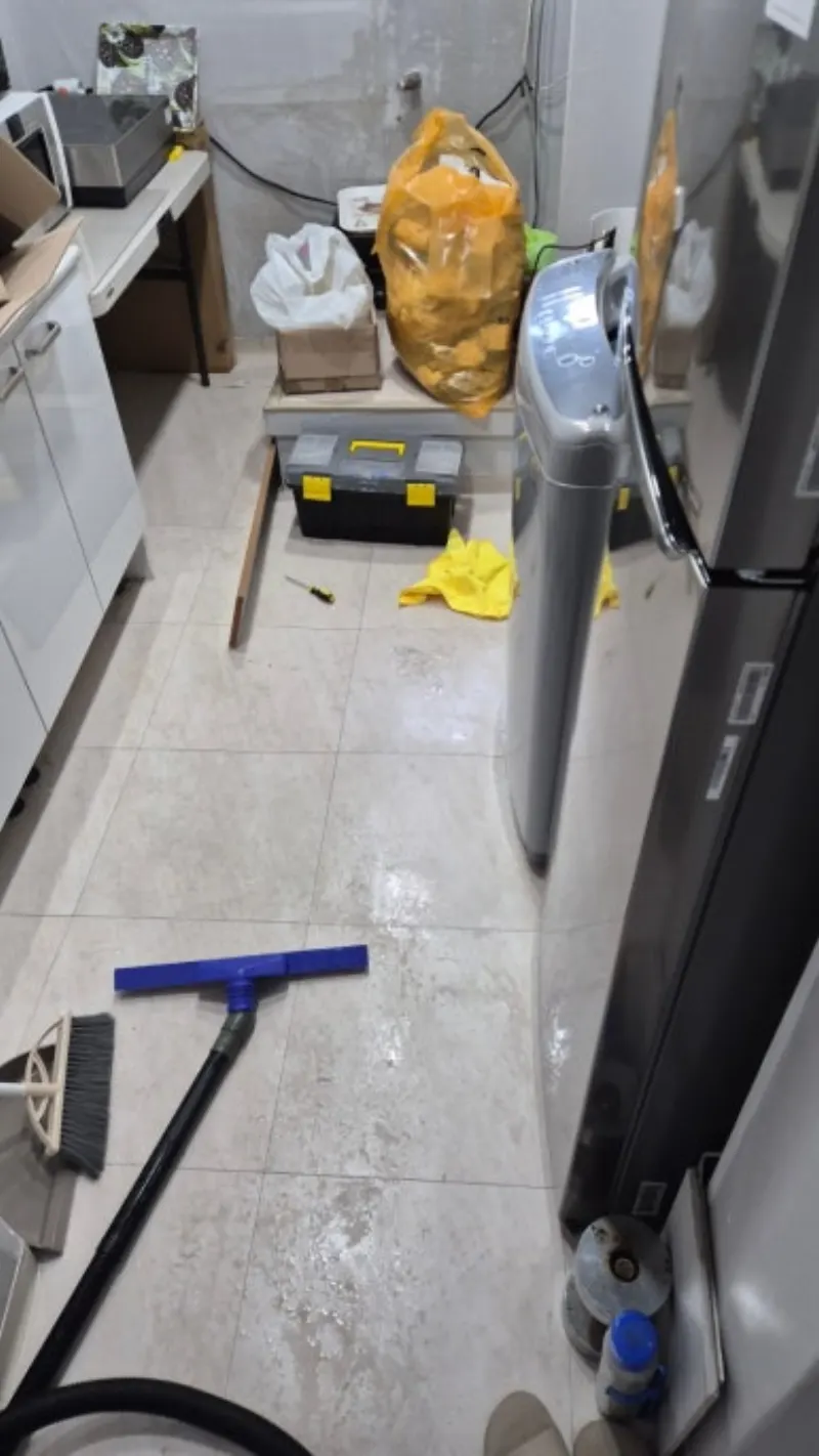 윗집 누수로 천장 벽지 젖은 상태