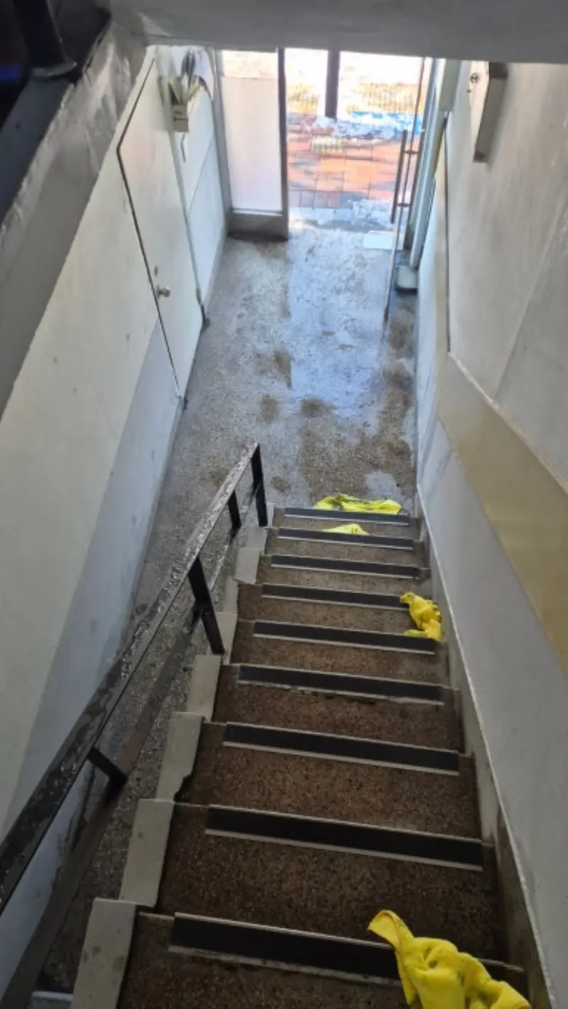 누수로 벽면 얼룩 오염 상태