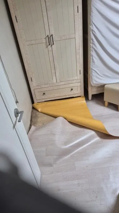 누수 침실 바닥 노출