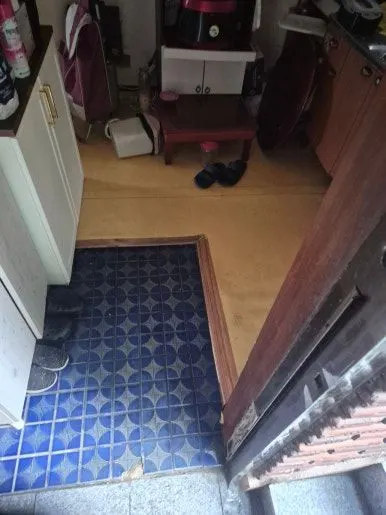 구더기 악취 현관 작업 중