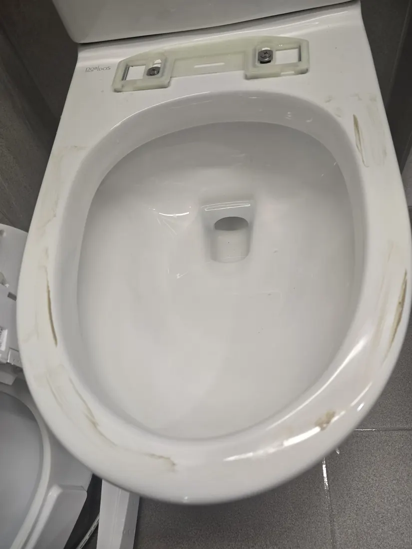 양변기 표면에 나노코팅제를 도포하는 작업 과정
