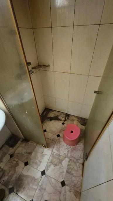 니코틴 오염 화장실 황변 상태