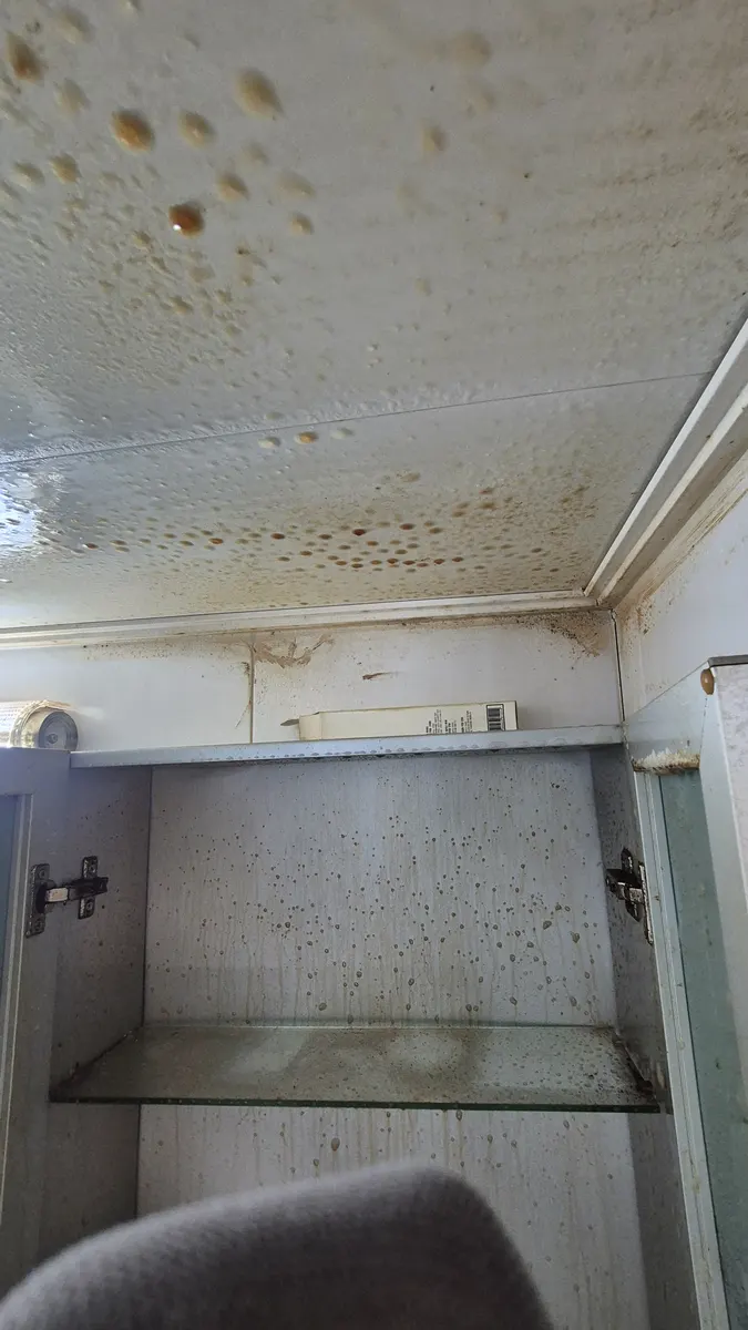 화장실 수납장 니코틴 확대