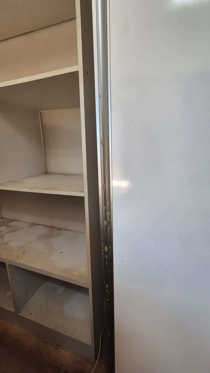 수납장 레일 니코틴 오염