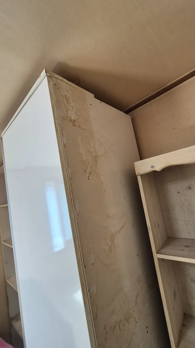 옷장 뒤 벽면 니코틴 오염