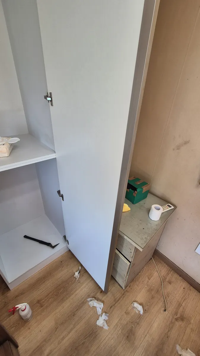 옷장 내부 하단 세정 완료