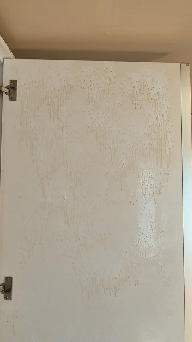 옷장 문 니코틴 오염 세정 전