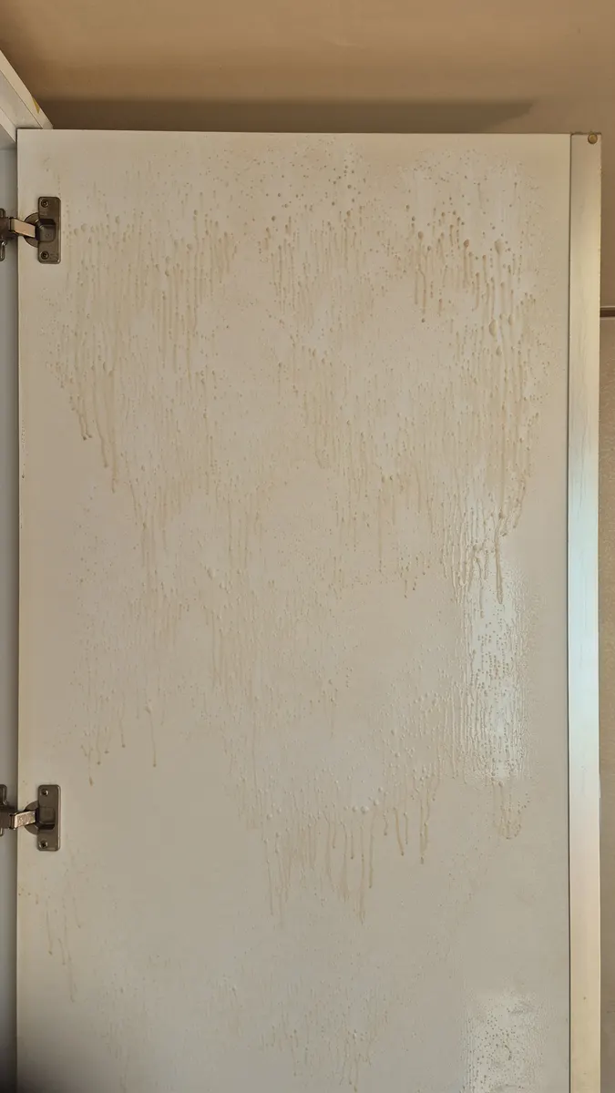 옷장 문 니코틴 자국