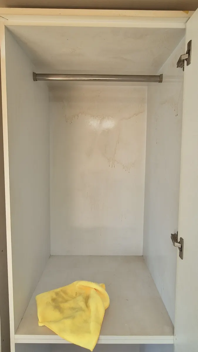 옷장 내부 세정 작업 중