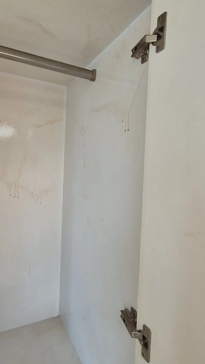 옷장 내부 니코틴 얼룩