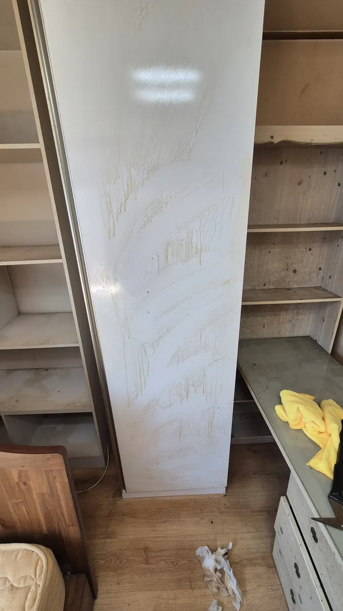 옷장 세정 닦기 작업