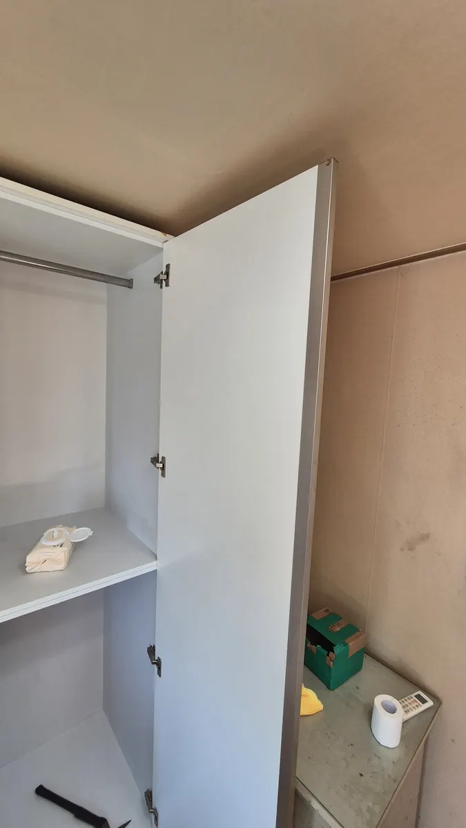 옷장 내부 상단 세정 완료