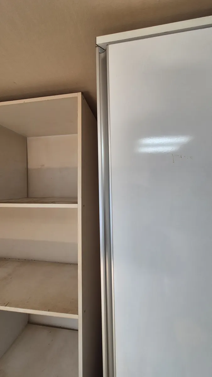 옷장 상부 문짝 세정 완료