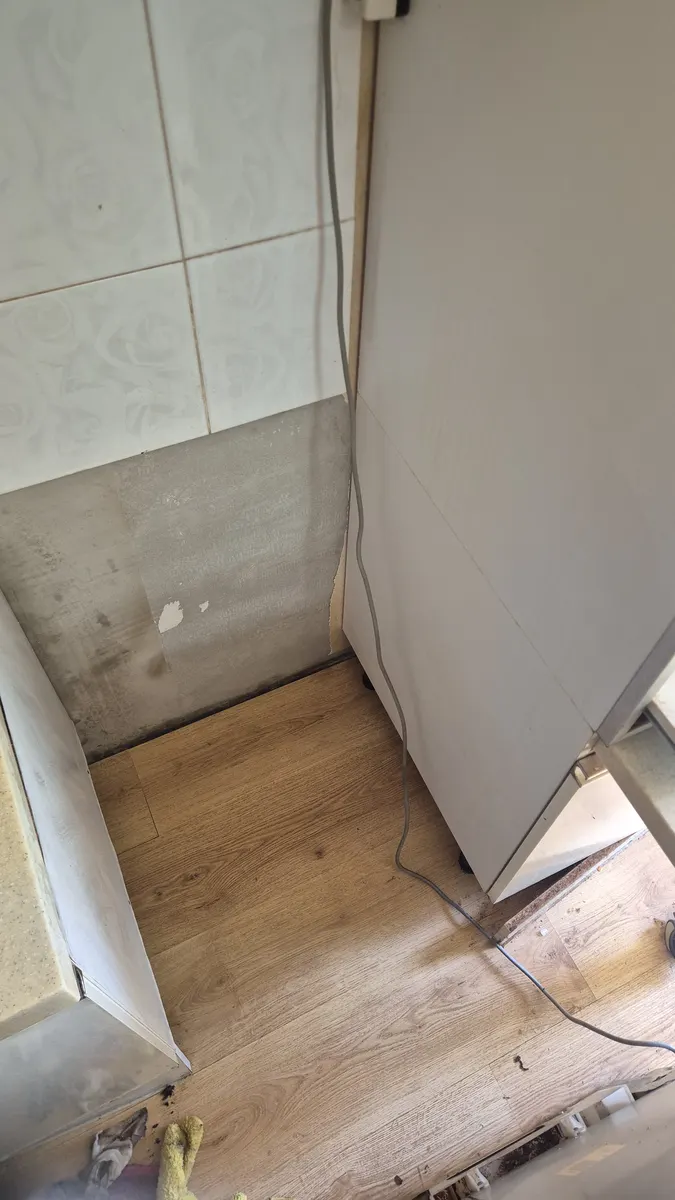 냉장고 뒤 바닥 세정 완료