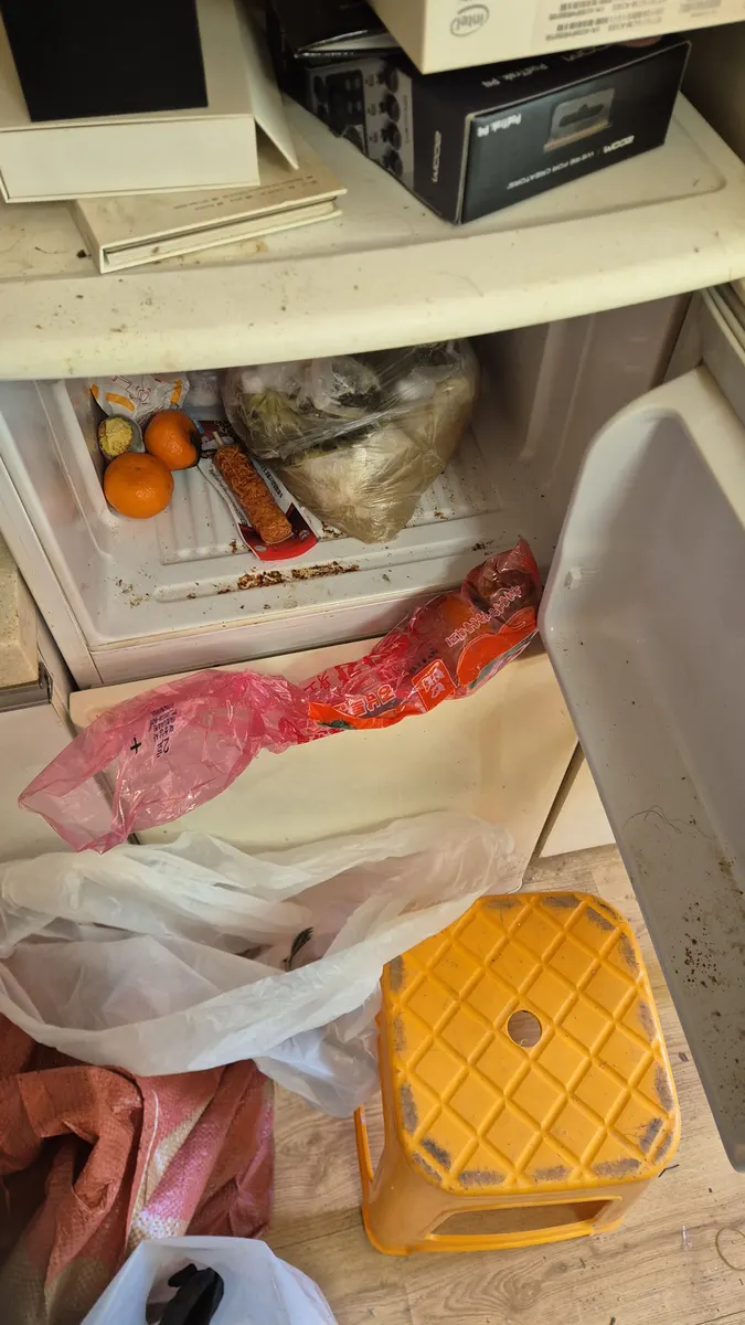 냉장고 하부 바닥 오염