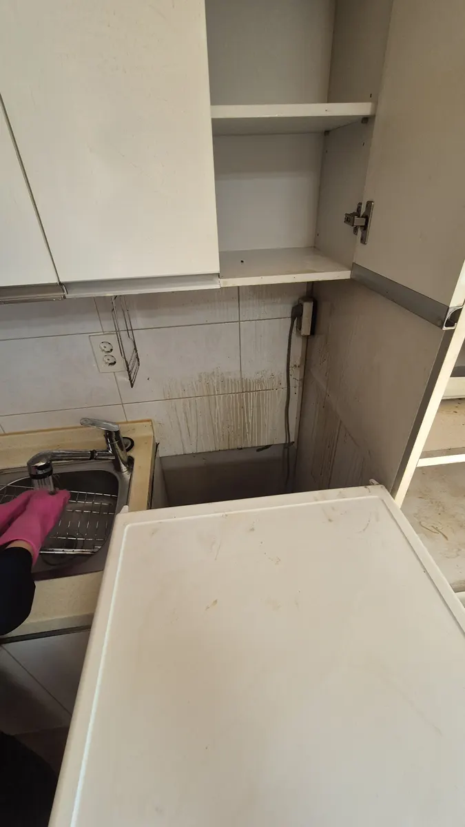 주방 싱크대 벽면 니코틴