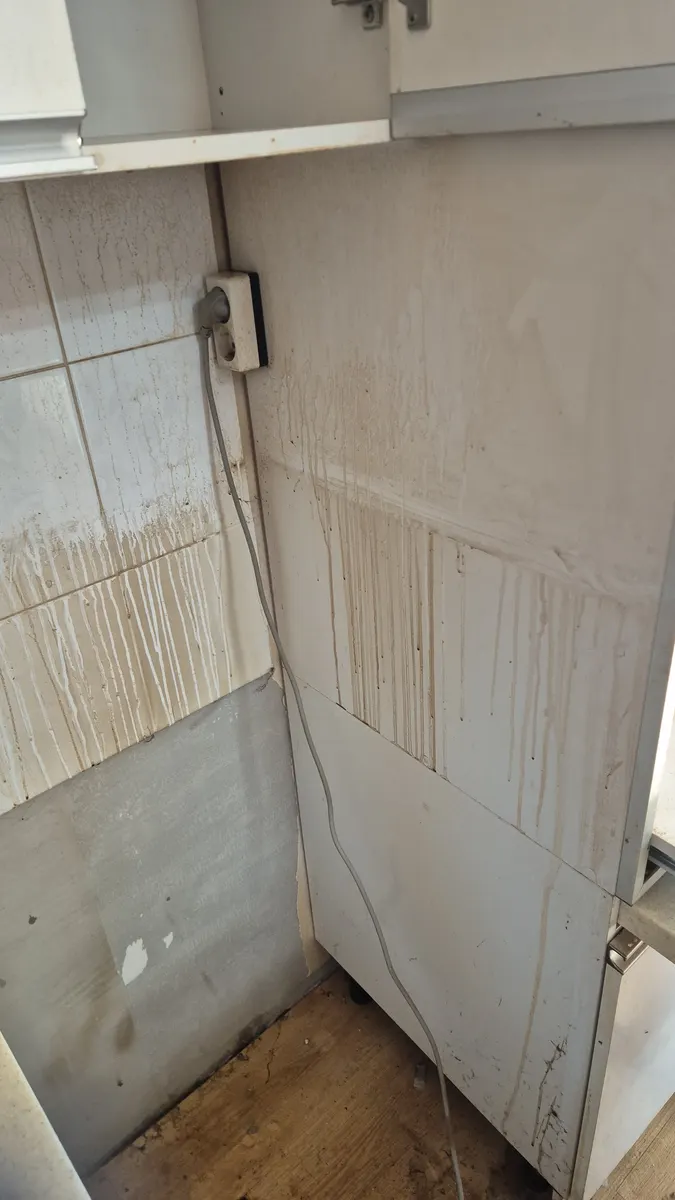 주방 벽면 니코틴 확대