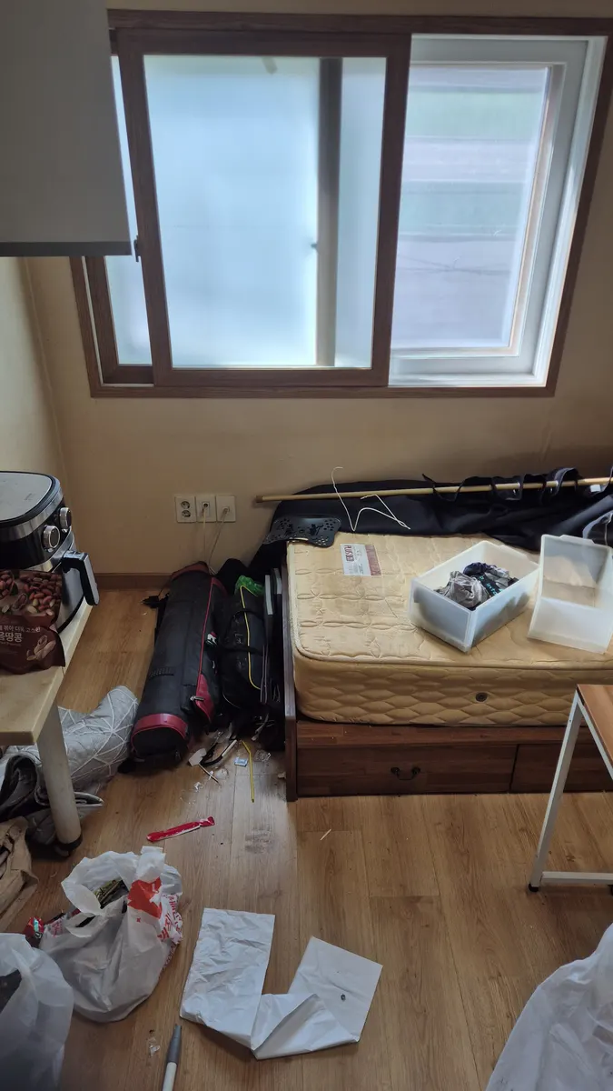 원룸 침대 방치된 짐