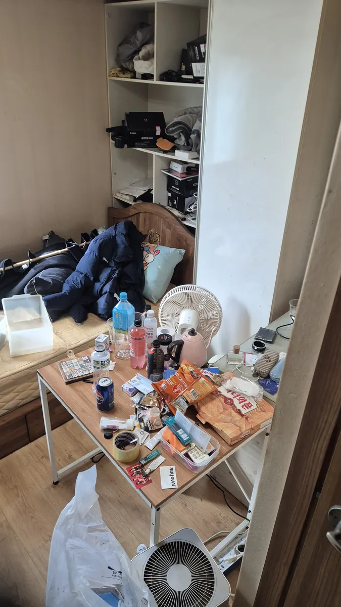 원룸 책상 잡동사니