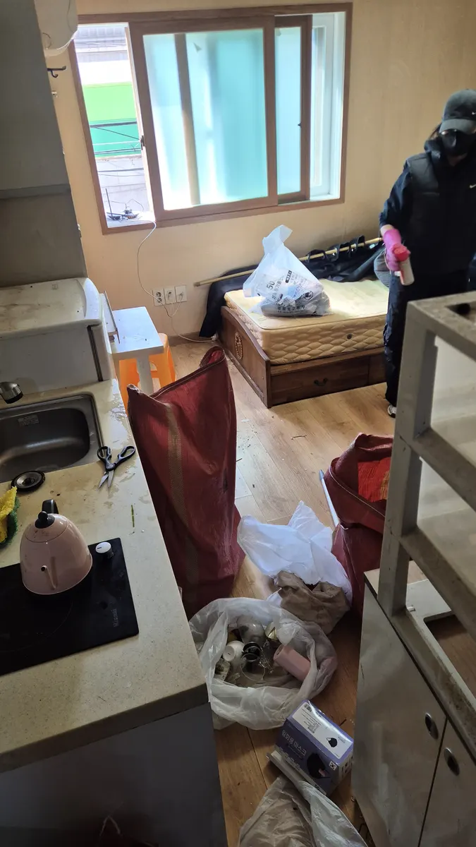 원룸 짐정리 마대자루 담기 작업