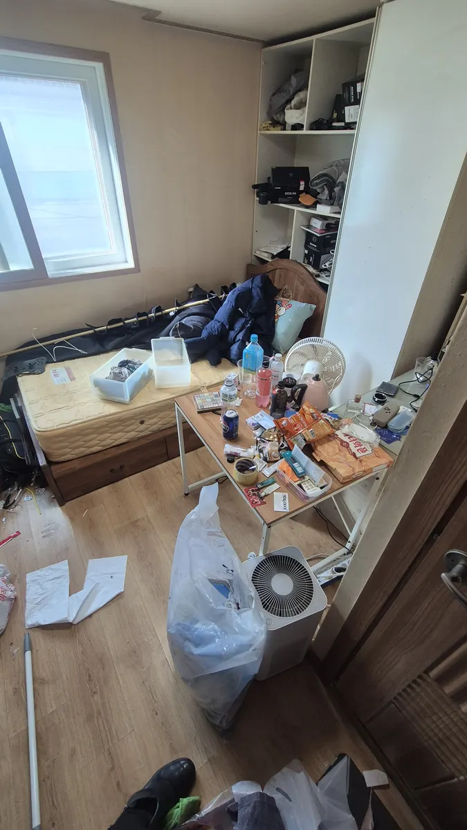 퇴거 후 원룸 방치된 짐 전경