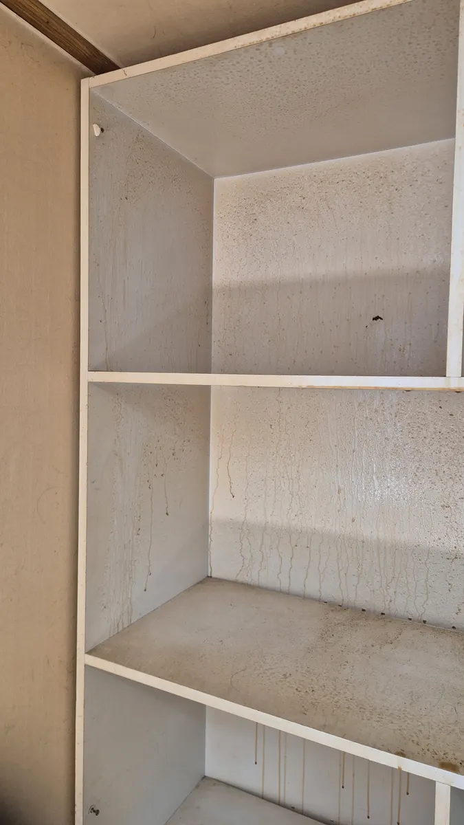 선반장 니코틴 흘러내림