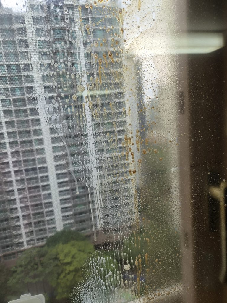 니코틴 황변 오염 — 담배 연기로 누렇게 변색된 표면 처리 전 | 서울 특수청소