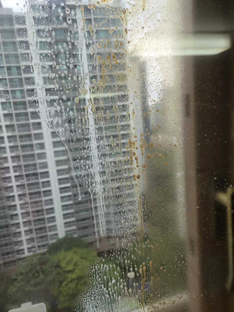 니코틴 황변 오염 — 담배 연기로 누렇게 변색된 표면 처리 전 | 서울 특수청소