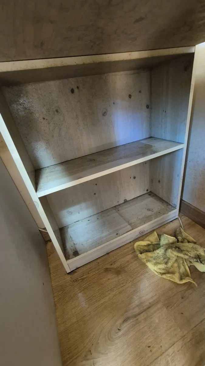 수납장 하부 니코틴 확대