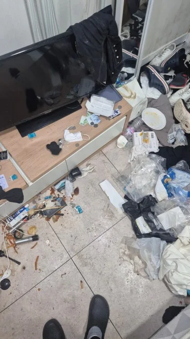 논현동 쓰레기집 바닥 오염