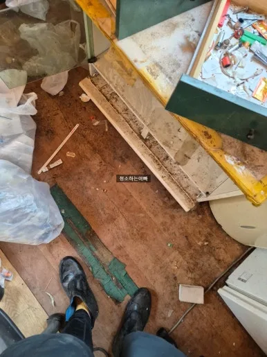 서구 오류동 방치된집 바닥 잡동사니 상태