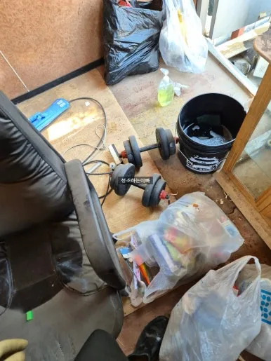 오류동 빌라 덤벨 쓰레기 방치 상태