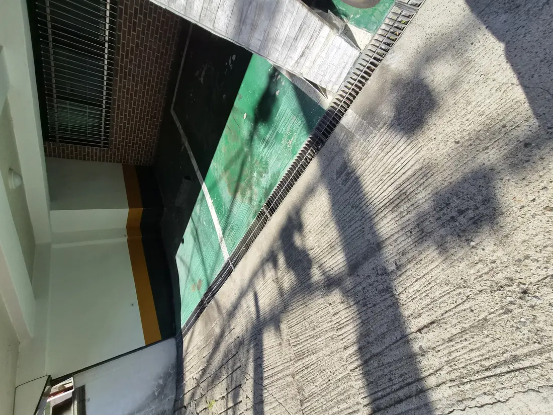 주차장 배수구 그레이팅 주변 바닥 세척 — 이끼·오염 제거