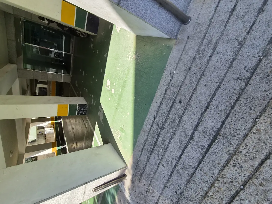 빌라 필로티 주차장 녹색 에폭시 바닥 박리·이끼 — 물청소·고압세척 현장