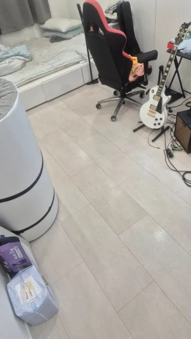 반려동물 난장판 청소 후 깨끗한 방