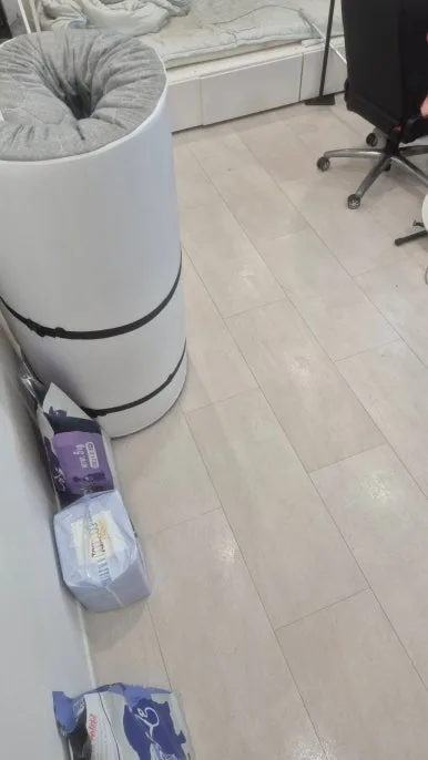 반려동물 오염 청소 후 — 배설물 제거하고 바닥 세정한 작업 후, 폐기물 봉투 정리