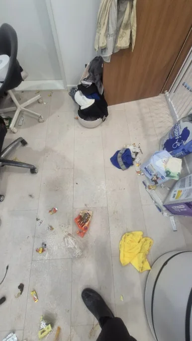반려동물 난장판 주방 바닥 오염 작업 전