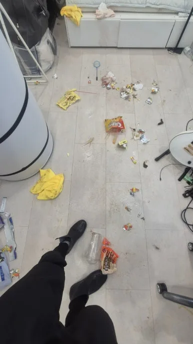 반려동물 난장판 바닥 오염 음식물 쓰레기 작업 전